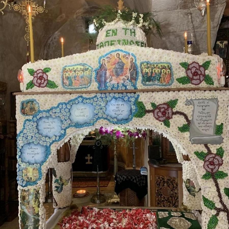 Ο πιο εντυπωσιακός Επιτάφιος στο Ηράκλειο: Στόλιζαν επί 1,5 μήνα με χιλιάδες χάντρες τον Επιτάφιο στο Φόδελε