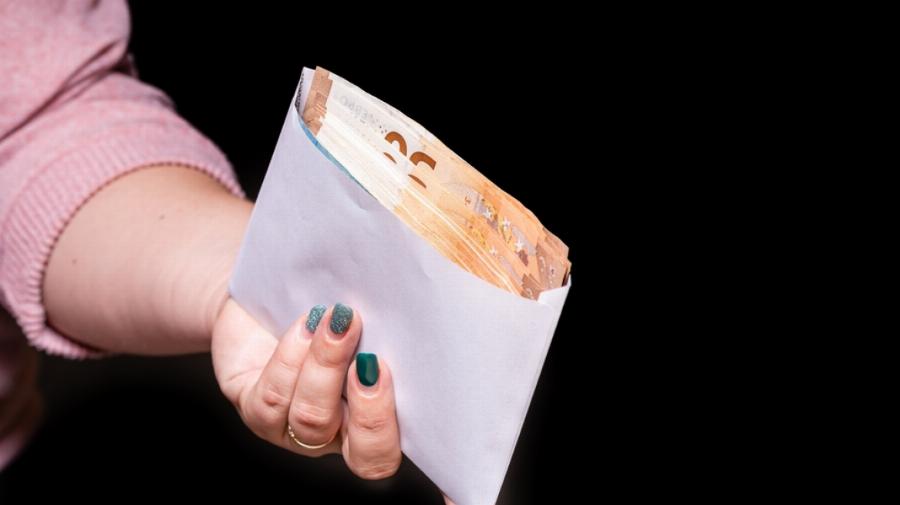 Άξια πολλών συγχαρητηρίων: Γυναίκα στα Τρίκαλα βρήκε φάκελο με 17.000 ευρώ και τον παρέδωσε στην αστυνομία