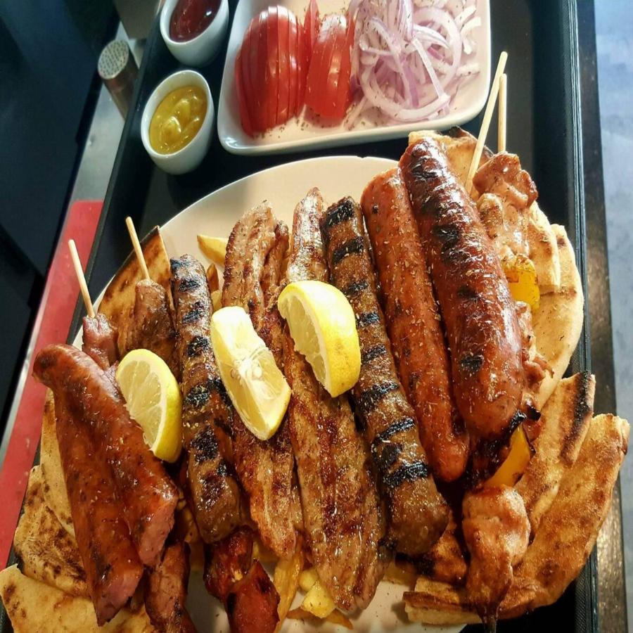 Με μια πίτα «φουσκώνουν» δύο άτομα: Το σουβλατζίδικο της πόλης που συνδυάζει γεύση και ποσότητα