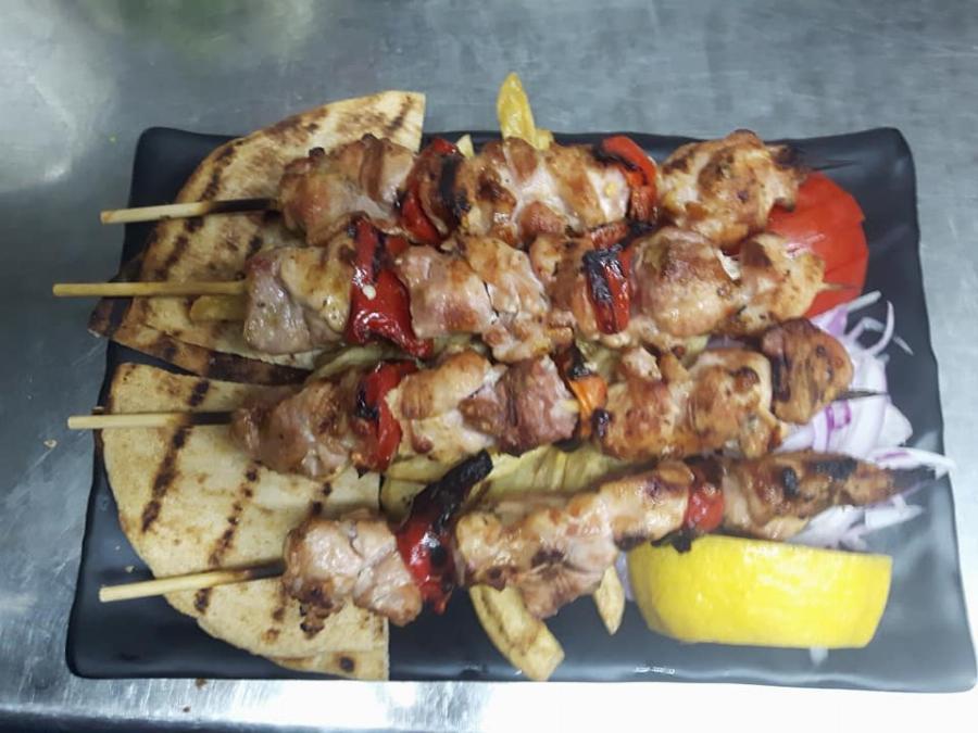 Με μια πίτα «φουσκώνουν» δύο άτομα: Το σουβλατζίδικο της πόλης που συνδυάζει γεύση και ποσότητα