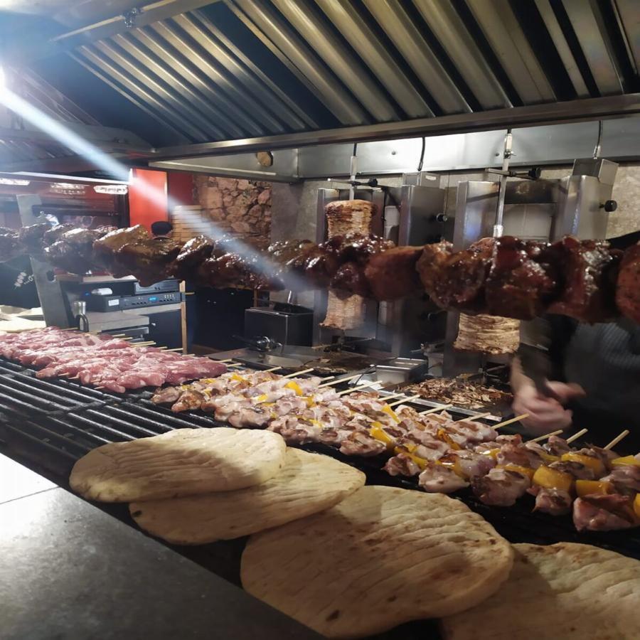 Με μια πίτα «φουσκώνουν» δύο άτομα: Το σουβλατζίδικο της πόλης που συνδυάζει γεύση και ποσότητα