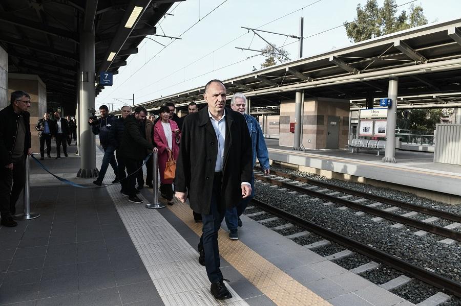 Ηellenic Train: Για πρώτη φορά μετά τη τραγωδία έφυγε το πρώτο δρομολόγιο τρένου – Ο Γιώργος Γεραπετρίτης στο πρώτο βαγόνι