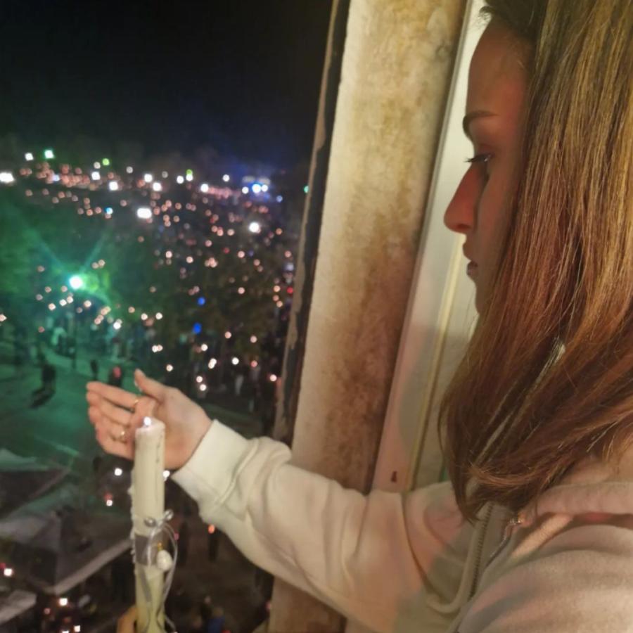 Χαμογελάει ξανά η Άντζελα Γκερέκου: Στην Κέρκυρα η ηθοποιός και όλοι μιλούν για τις τρυφερές φωτογραφίες με την κόρη της