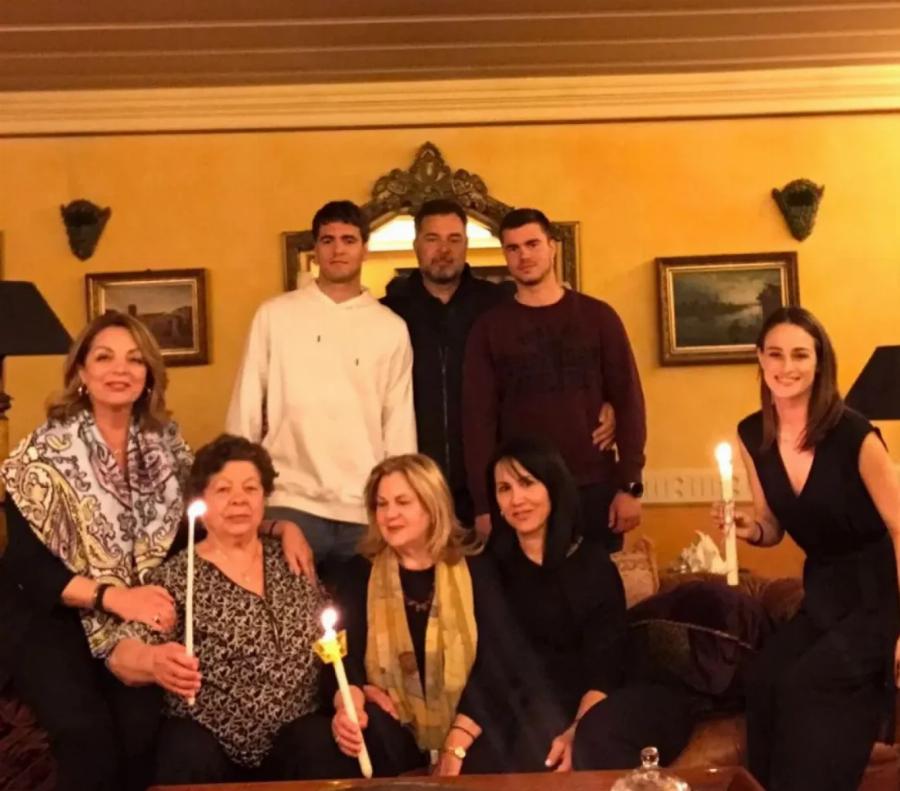 Χαμογελάει ξανά η Άντζελα Γκερέκου: Στην Κέρκυρα η ηθοποιός και όλοι μιλούν για τις τρυφερές φωτογραφίες με την κόρη της