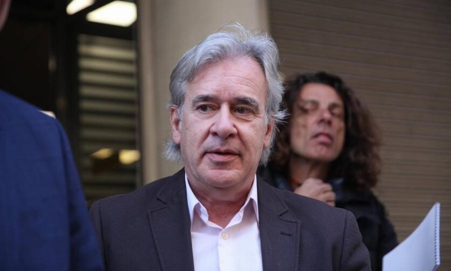 Κουτσαίνοντας και με εμφανή τα ράμματα έφτασε στο δικαστήριο: Η αναπάντεχη παρουσία της Ρούλας Πισπιρίγκου με φούστα και μαύρο καλσόν