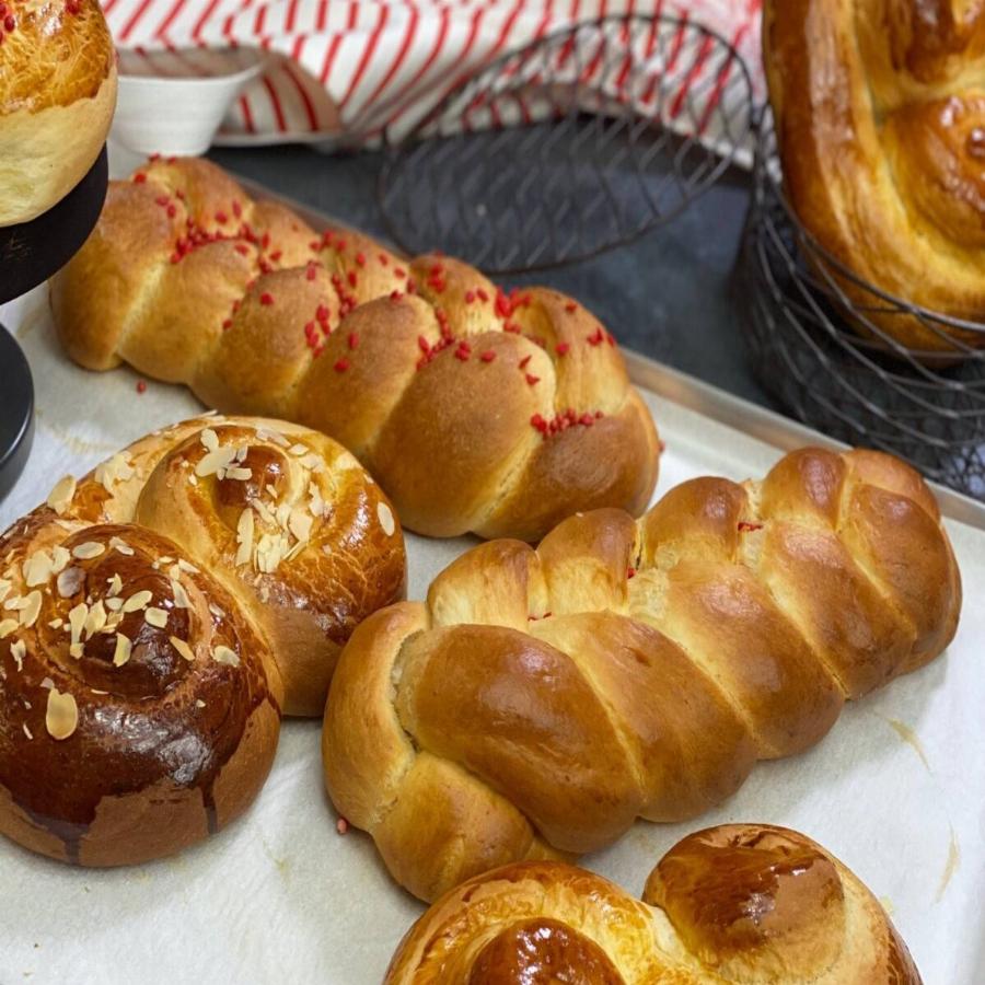 Πασχαλινά τσουρέκια της Αργυρώς: Μια πεντανόστιμη συνταγή με μαστίχα και 15 μυστικά επιτυχίας