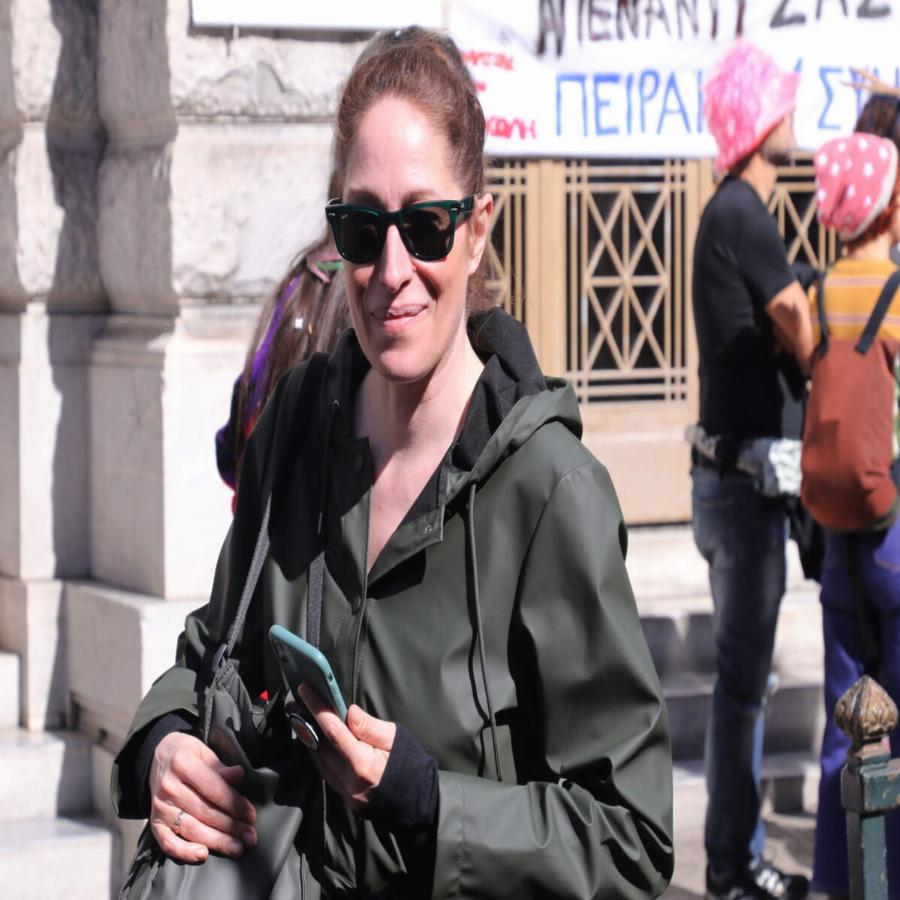 Κόρα Καρβούνη: Η συμμετοχή στο «Έτερος Εγώ», στο «Αυτή η νύχτα μένει», η γνωριμία με τον σύντροφο της και το μπέρδεμα με τη δίδυμη αδερφή της