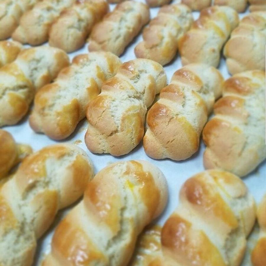 Πασχαλινά κουλουράκια για αρχάριους: Λαχταριστά με μόνο 3 υλικά, χωρίς μίξερ και έτοιμα στο πι και φι