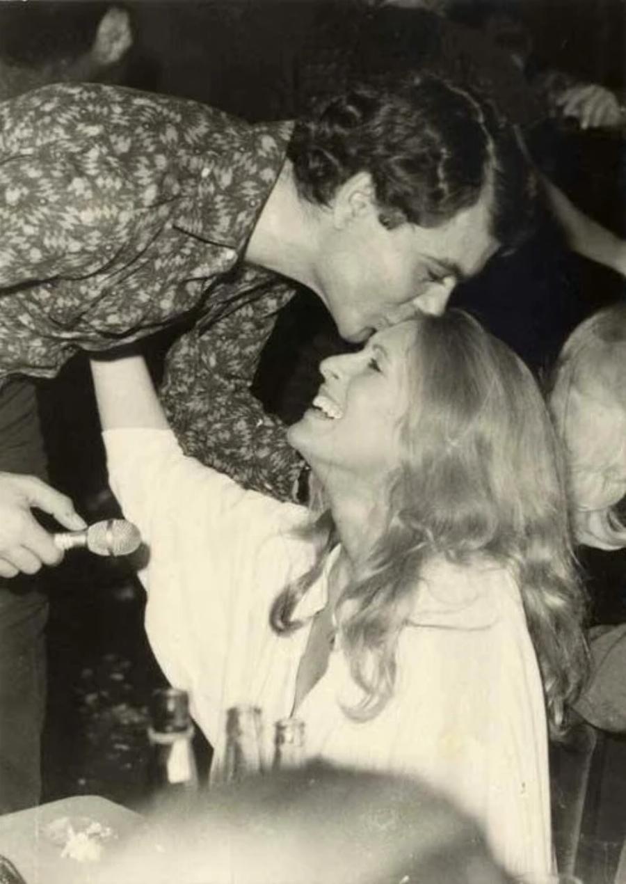 Η Ρένα Κουμιώτη σε μια σπάνια συνέντευξη: «Μου έλειπε από μικρή η έννοια της οικογένειας»