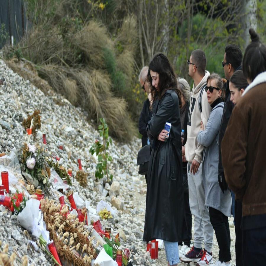 Ράγισαν καρδιές οι συγγενείς των θυμάτων: Λουλούδια, κεριά και κουλουράκια στο μνημόσυνο για τις 57 ψυχές που «έσβησαν» στα Τέμπη