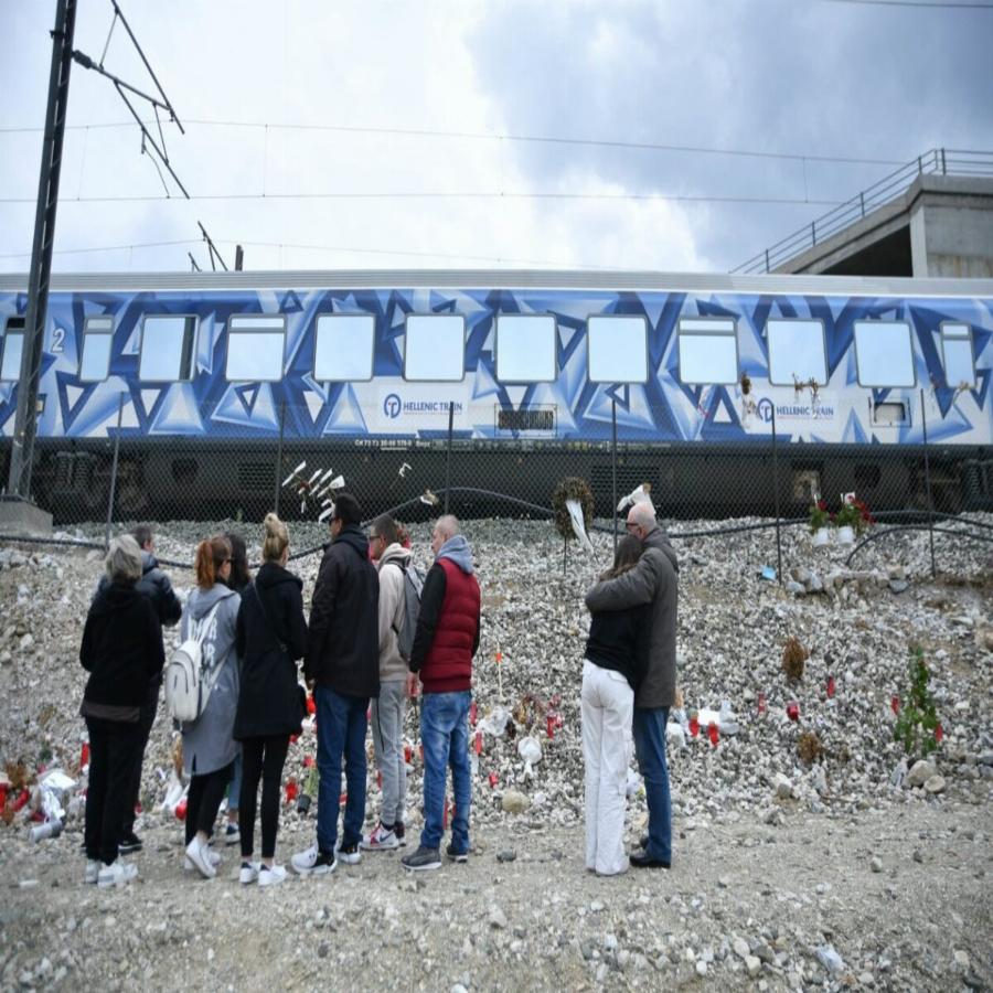 Ράγισαν καρδιές οι συγγενείς των θυμάτων: Λουλούδια, κεριά και κουλουράκια στο μνημόσυνο για τις 57 ψυχές που «έσβησαν» στα Τέμπη
