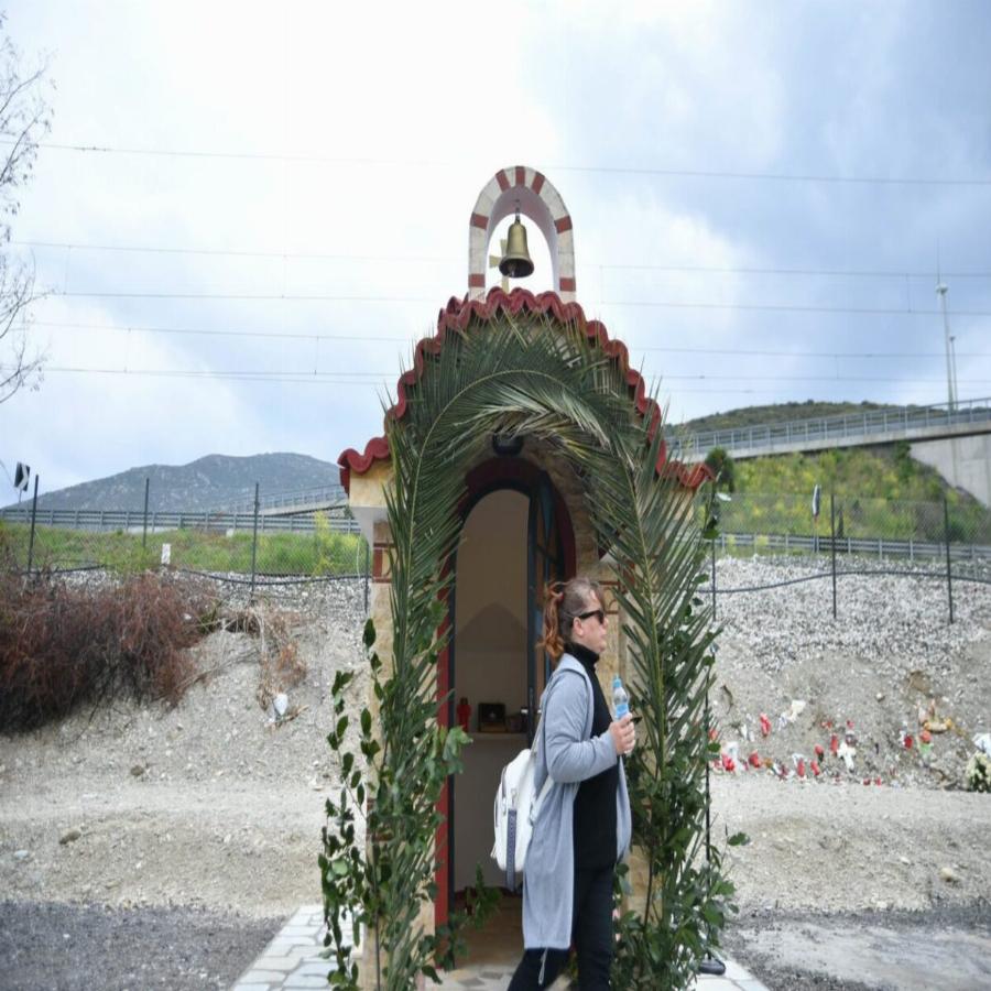 Ράγισαν καρδιές οι συγγενείς των θυμάτων: Λουλούδια, κεριά και κουλουράκια στο μνημόσυνο για τις 57 ψυχές που «έσβησαν» στα Τέμπη