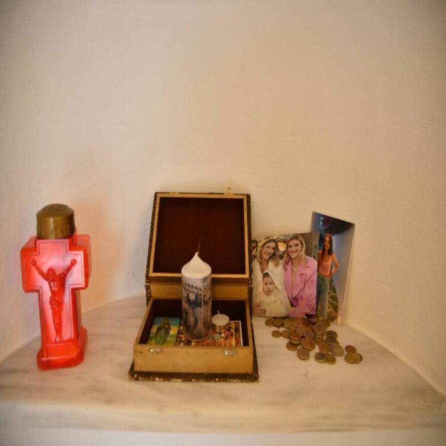 Ράγισαν καρδιές οι συγγενείς των θυμάτων: Λουλούδια, κεριά και κουλουράκια στο μνημόσυνο για τις 57 ψυχές που «έσβησαν» στα Τέμπη