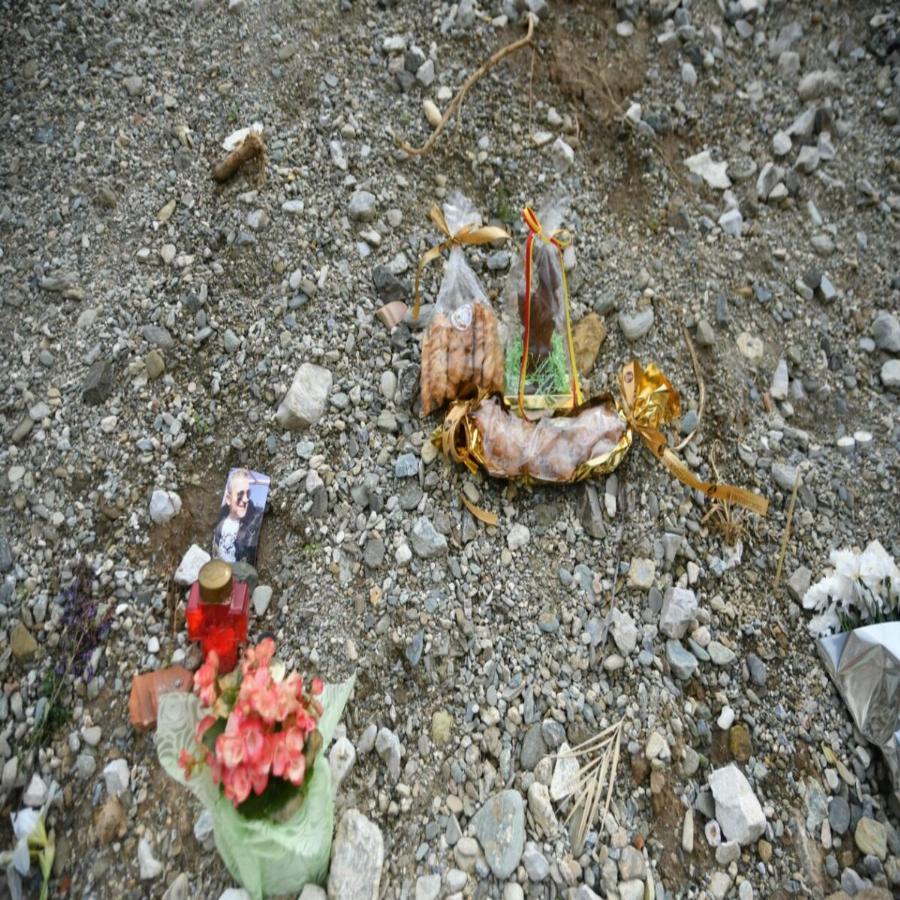 Ράγισαν καρδιές οι συγγενείς των θυμάτων: Λουλούδια, κεριά και κουλουράκια στο μνημόσυνο για τις 57 ψυχές που «έσβησαν» στα Τέμπη