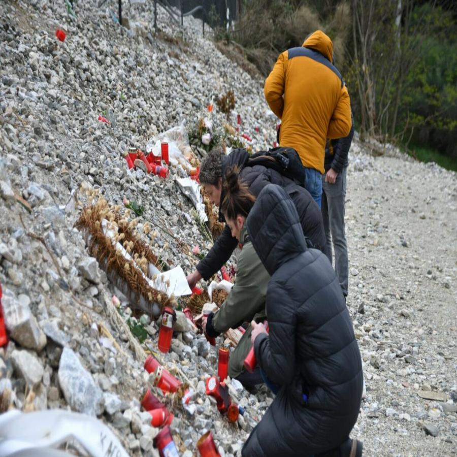 Ράγισαν καρδιές οι συγγενείς των θυμάτων: Λουλούδια, κεριά και κουλουράκια στο μνημόσυνο για τις 57 ψυχές που «έσβησαν» στα Τέμπη