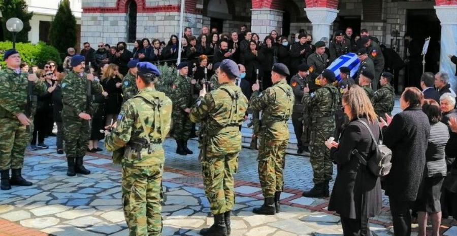 Ανείπωτος θρήνος στα Τρίκαλα: Θλίψη στη κηδεία του λοχία που σκοτώθηκε με τη σύζυγό του σε τροχαίο
