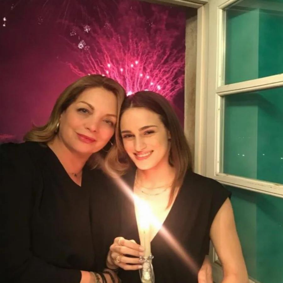 Χαμογελάει ξανά η Άντζελα Γκερέκου: Στην Κέρκυρα η ηθοποιός και όλοι μιλούν για τις τρυφερές φωτογραφίες με την κόρη της