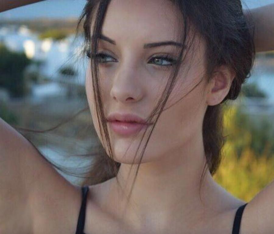 Καλλονή γαλανόματα ίδια η μητέρα της: Η εκθαμβωτική κόρη της Εύης Αδάμ, Νεφέλη Λιβιεράτου θυμίζει σταρ του σινεμά