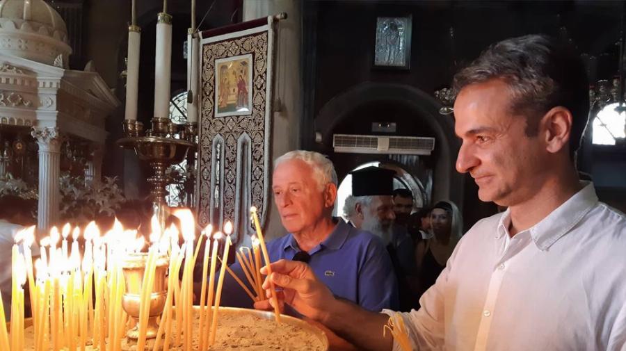 Στη Τήνο ο Κυριάκος Μητσοτάκης μαζί με τη Μαρέβα: «Ήρθε η ώρα να ασχοληθούμε με το αρνί και το κοκορέτσι»