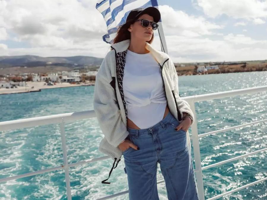 Πιο ανανεωμένη από ποτέ η Χριστίνα Μπόμπα: Πόζαρε με λευκό μπικίνι και είναι σαν αρχαία Ελληνίδα θεά