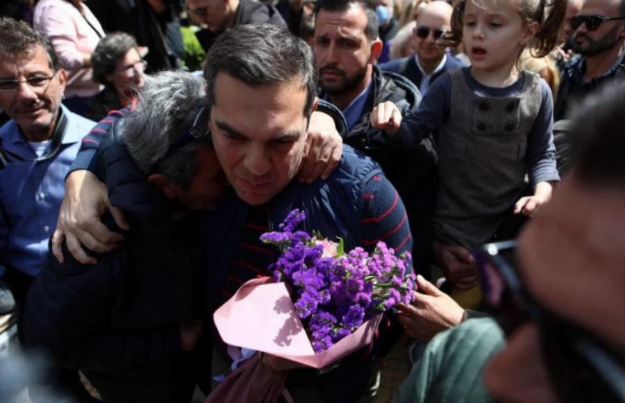 Ο Αλέξης Τσίπρας στη Νέα Σμύρνη: Τεράστια συγκέντρωση, περπάτησε κρατώντας ένα κόκκινο τριαντάφυλλο
