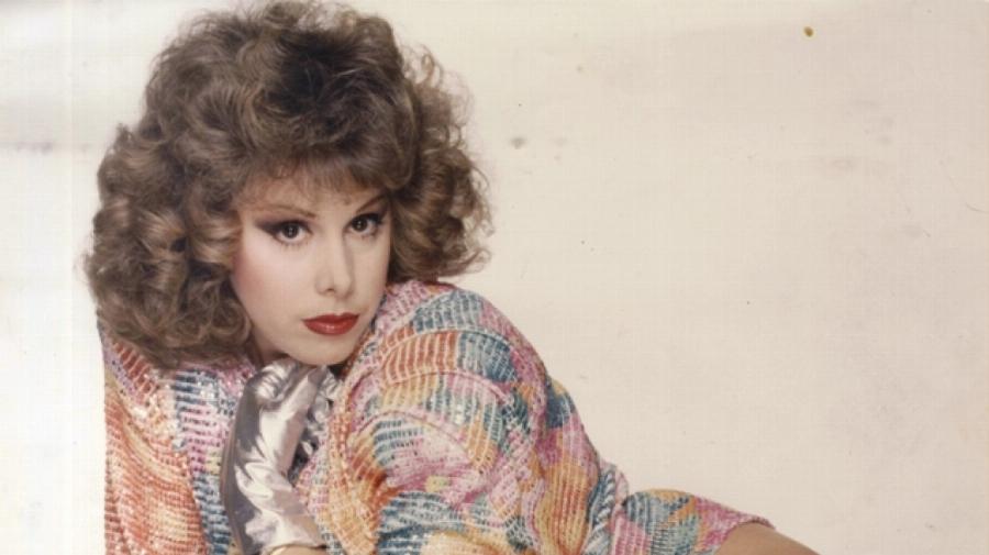 Η όμορφη της βιντεοκασέτας στα 66 της: Η Ισμήνη Καλέση ποζάρει σε μια σπάνια δημόσια εμφάνιση