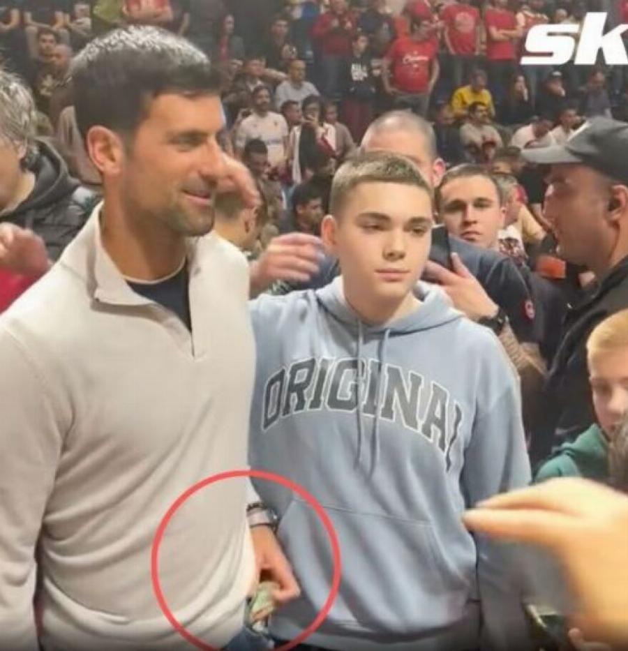 Ανταμείφθηκε για το καλό: Ο Τζόκοβιτς έδωσε 100 ευρώ σε πιτσιρικά που βρήκε και επέστρεψε την πιστωτική του κάρτα