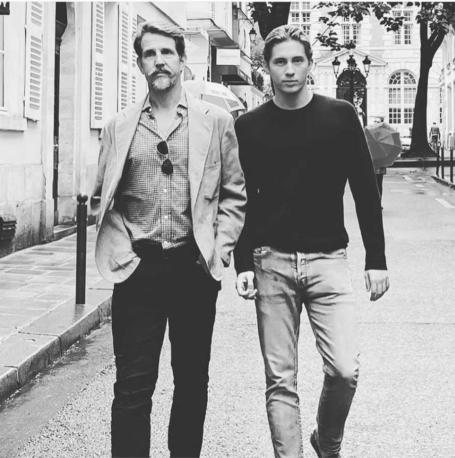 Πήρε τη γοητεία του πατέρα του και την ομορφιά της μητέρας του: Ο γιος του Παύλου Γλύξμπουργκ σε μια σπάνια φωτογραφία μαζί με τον πατέρα του