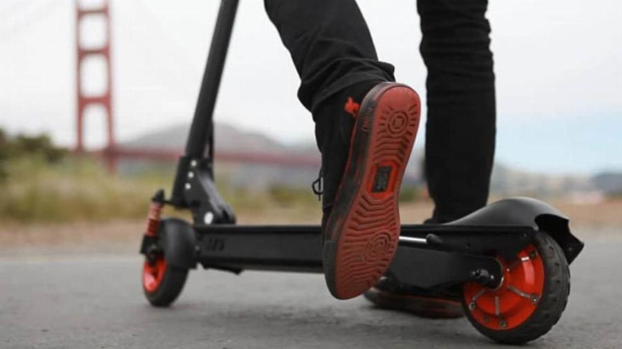 Δύο νεκροί μέσα σε λίγες ώρες: Τραγωδίες με ηλεκτρικά πατίνια σε Πάρο και Μύκονο με θύματα ένα 26χρονο και ένα 42χρονο