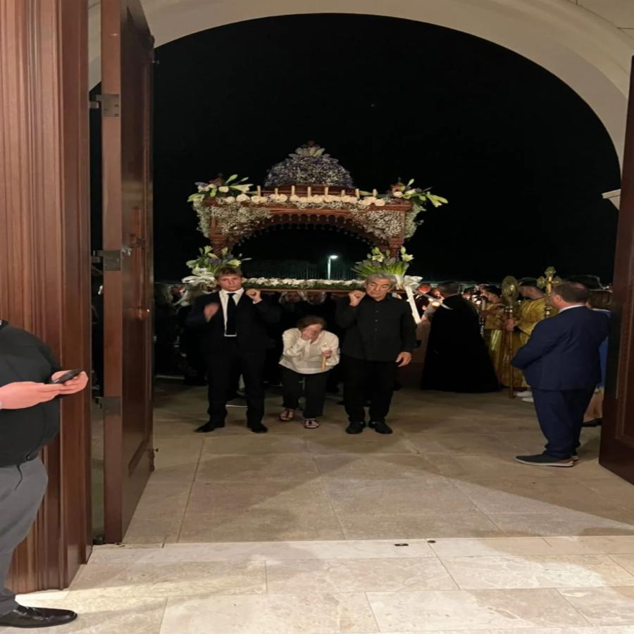 Ελληνικό Πάσχα στα Χάμπτονς: Οι γιοι του Παύλου Γλύξμπουργκ σήκωσαν τον Επιτάφιο