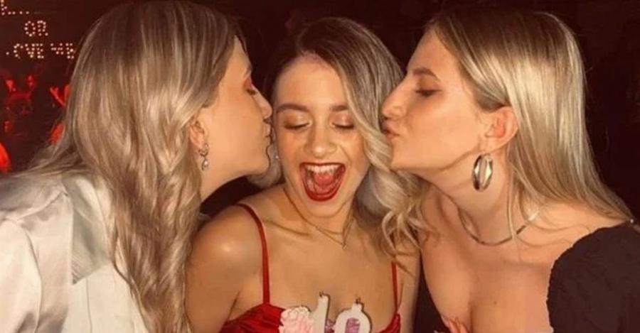 Ρίγη συγκίνησης στη Καλαμπάκα: Ο φόρος τιμής στις αδικοκοχαμένες δίδυμες Θώμη και Χρύσα και την ξαδέρφη τους – Η κραυγή «Αθάνατες»