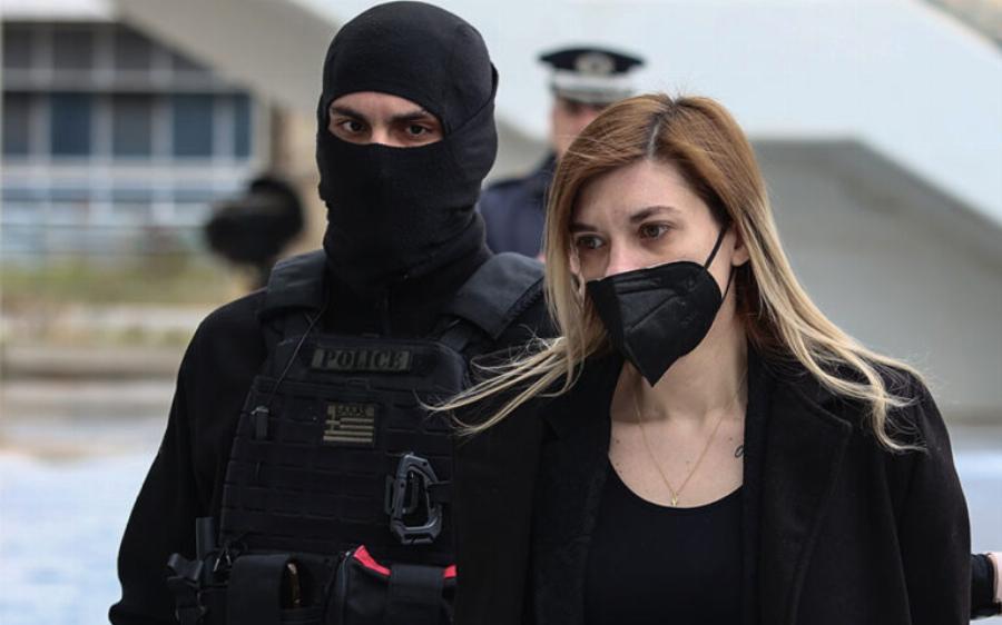 Κουτσαίνοντας και με εμφανή τα ράμματα έφτασε στο δικαστήριο: Η αναπάντεχη παρουσία της Ρούλας Πισπιρίγκου με φούστα και μαύρο καλσόν