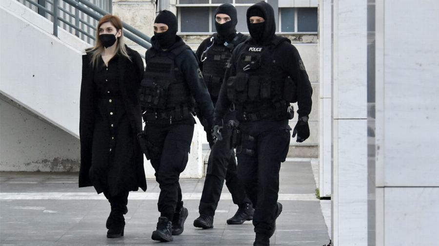 Κουτσαίνοντας και με εμφανή τα ράμματα έφτασε στο δικαστήριο: Η αναπάντεχη παρουσία της Ρούλας Πισπιρίγκου με φούστα και μαύρο καλσόν