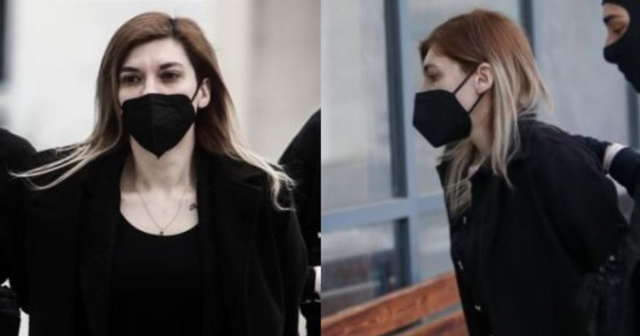 Κουτσαίνοντας και με εμφανή τα ράμματα έφτασε στο δικαστήριο: Η αναπάντεχη παρουσία της Ρούλας Πισπιρίγκου με φούστα και μαύρο καλσόν