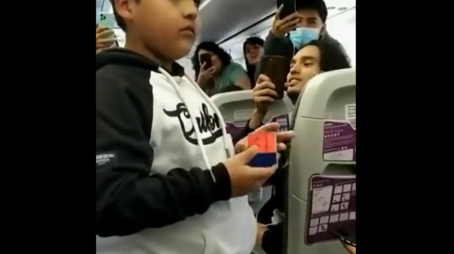 Έμεινα άφωνο όλο το αεροπλάνο: Παιδί ιδιοφυΐα λύνει τον κύβο του Ρούμπικ μέσα σε δευτερόλεπτα