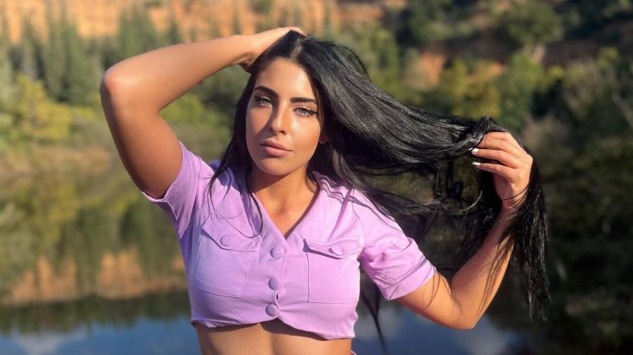 Με καταγάλανα μάτια και απαράμιλλη ομορφιά: Η κόρη του Παύλου Πολάκη είναι μια καλλονή σαν μοντέλο