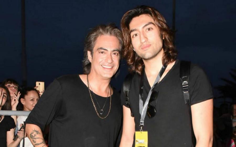 Πιο ερωτευμένος από ποτέ: Ο γιος των Γαρμπή – Σχοινά στα μπουζούκια μαζί με την κούκλα σύντροφό του