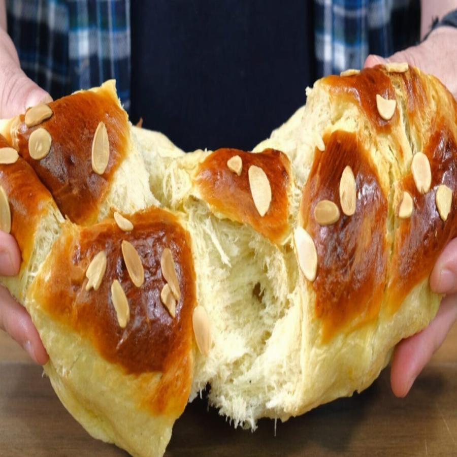 Πασχαλινό τσουρέκι της τεμπέλας: Δεν χρειάζεται ούτε μίξερ, ούτε ζύμωμα και γίνεται αφράτο και μαστιχωτό