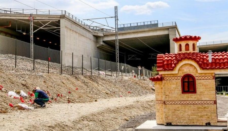 Τραγωδία στα Τέμπη: Καθηλώνει ο πατέρας θύματος – «Νιώθω το ουρλιαχτό του όταν πέθαινε»