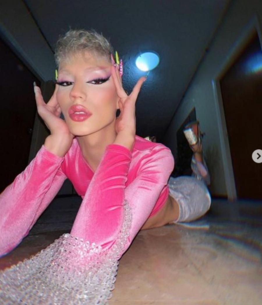 Λίγοι τον θυμούνται έτσι: Πως ήταν ο Θέμης Κανέλλος χωρίς μακιγιάζ, βαμμένα μαλλιά και νύχια στα 16 του