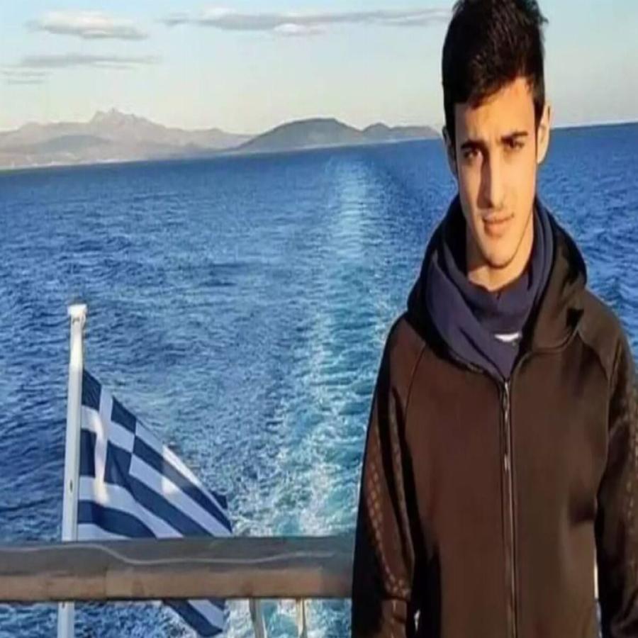 «Θα συγχωρώ τους υπαίτιους για να παρηγορηθεί η ψυχή μου»: Συγκλονίζει ο πατέρας του 23χρονου Κυπριανού που «έσβησε» στα Τέμπη