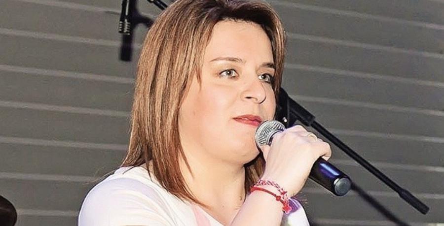 Η εξομολόγηση της Γωγώς Τσαμπά: «Στα πανηγύρια πίνουν σαμπάνια από τις γόβες μου»