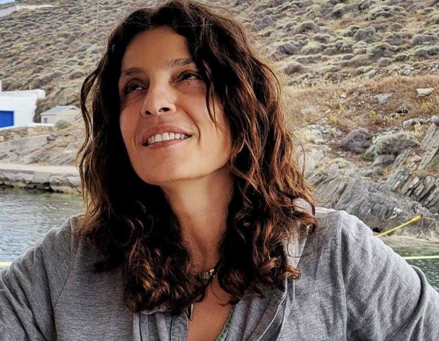 Δεν της φαίνεται καθόλου: Η Πόπη Τσαπανίδου γιόρτασε τα γενέθλιά της στην Κουμουνδούρου και αποκάλυψε την ηλικία της