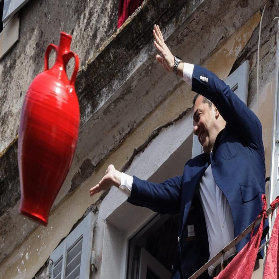 Το πέταξε το κόκκινο κανάτι: Ο Αλέξης Τσίπρας στο έθιμο των Μπότηδων στην Κέρκυρα