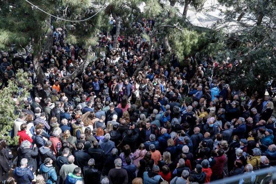 Ο Αλέξης Τσίπρας στη Νέα Σμύρνη: Τεράστια συγκέντρωση, περπάτησε κρατώντας ένα κόκκινο τριαντάφυλλο