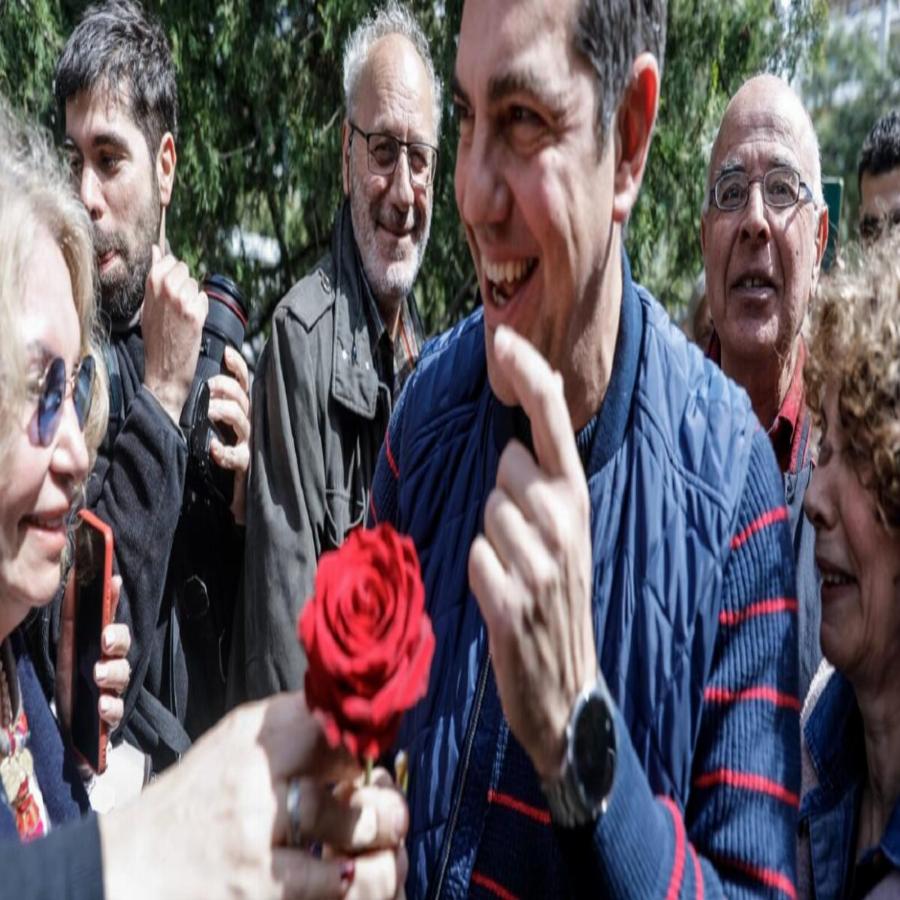 Ο Αλέξης Τσίπρας στη Νέα Σμύρνη: Τεράστια συγκέντρωση, περπάτησε κρατώντας ένα κόκκινο τριαντάφυλλο
