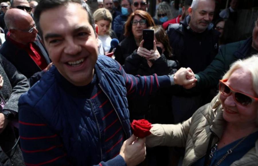 Ο Αλέξης Τσίπρας στη Νέα Σμύρνη: Τεράστια συγκέντρωση, περπάτησε κρατώντας ένα κόκκινο τριαντάφυλλο