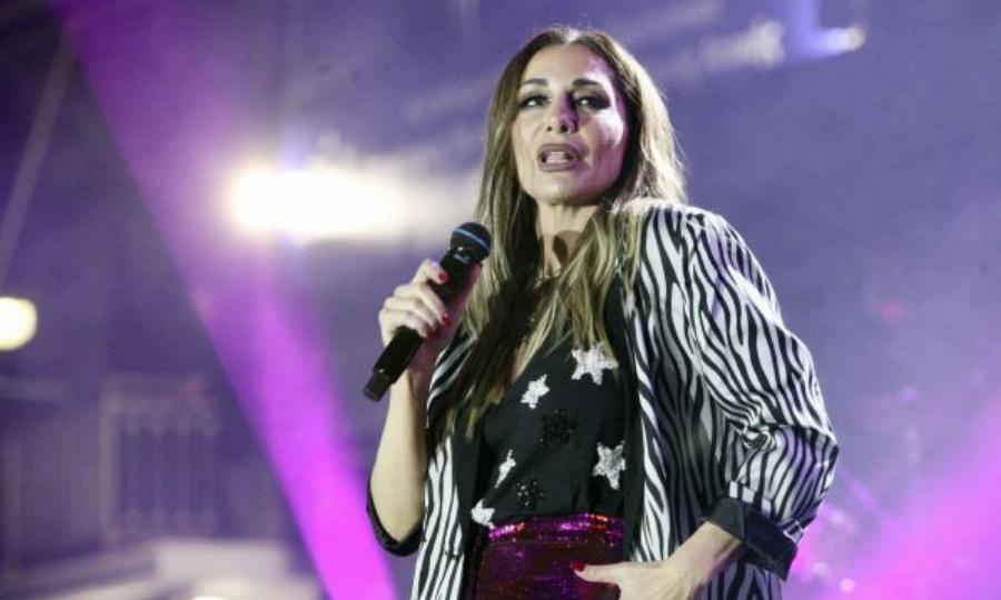 Όλοι κοιτούσαν αυτά που φορούσε: Πως εμφανίστηκε η Δέσποινα Βανδή για να τραγουδήσει σε πανηγύρι και άφησε άφωνο το κοινό της