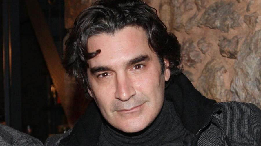 Μελαχρινός, γοητευτικός, με ένα παιδί και κολλητός του Μάστορα: Ποιος είναι ο μικρότερος αδελφός του Χριστόφορου Παπακαλιάτη