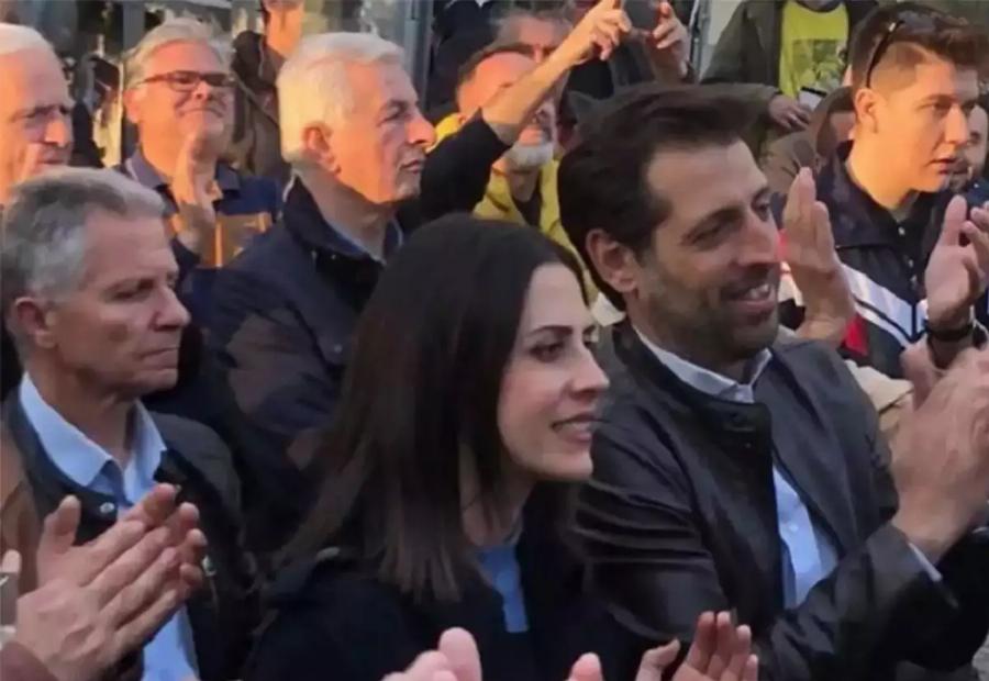 Η πρώτη δημόσια εμφάνιση: Η Ελένη Χρονοπούλου στην ομιλία του Νίκου Ανδρουλάκη έπειτα από την καταγγελία κατά του Γεωργούλη